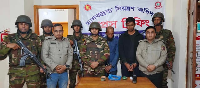 পিরোজপুরে যৌথ বাহিনীর অভিযানে মাদকসহ পিতা-পুত্র গ্রেপ্তার