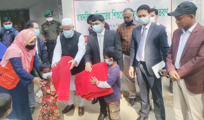 ধামইরহাটে হতদরিদ্র শিশুরা পেল কম্বল