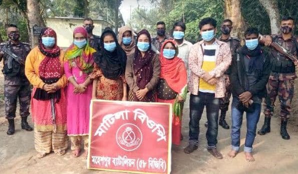 ভারত থেকে বাংলাদেশে প্রবেশের সময় ১২ জন বিজিবির হাতে আটক