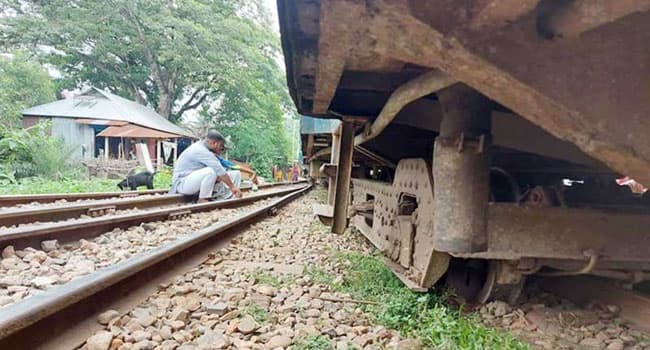 ময়মনসিংহে ট্রেনের বগি লাইনচ্যুত, ট্রেন চলাচল বন্ধ