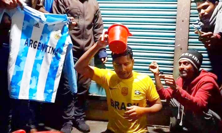 লালমনিরহাটে দুধ দিয়ে গোসল করে ব্রাজিল দল ত্যাগ সমর্থকের!