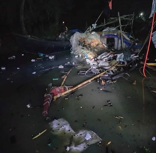 কলাপাড়ায় মাছ ধরার ট্রলার বিস্ফোরণে দুই জেলে দগ্ধ, ট্রলার বিধ্বস্ত