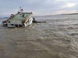 মেঘনা নদীতে মাছ ধরার ট্রলার ডুবি, ১ জেলে নিখোঁজ, উদ্ধার ৬