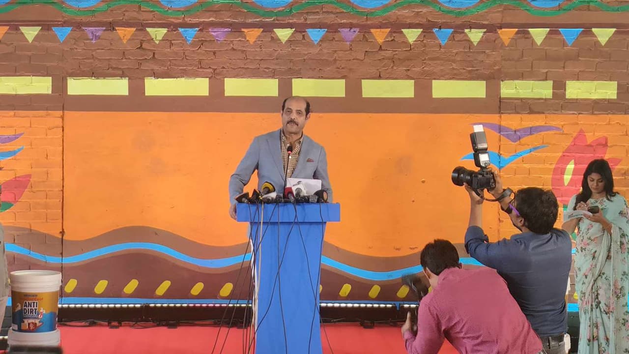 যে পোস্টার লাগাবে, তার গলায় জুতার মালা দেওয়া হবে : মেয়র আতিক