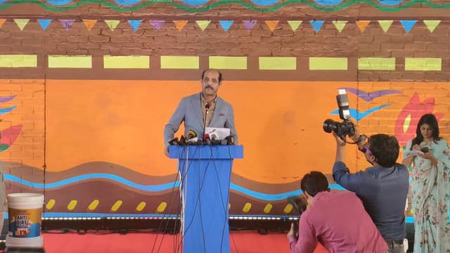 যে পোস্টার লাগাবে, তার গলায় জুতার মালা দেওয়া হবে : মেয়র আতিক