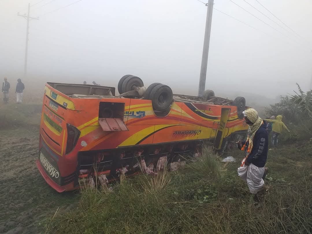 নওগাঁর পোরশায় ঘন কুয়াশায় বাস উল্টে ১ নারী নিহত, আহত ৩