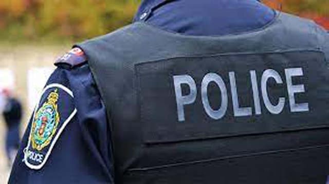 আদালতে ব্লেডের পোঁচে আহত পুলিশ সদস্য