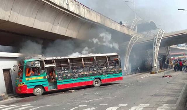 রাজধানীর হানিফ ফ্লাইওভারের নিচে চলন্ত বাসে আগুন