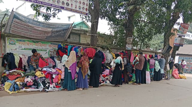 শীতে বিপর্যস্ত সরাইল, গরম পোশাক কিনতে ক্রেতাদের ভিড়