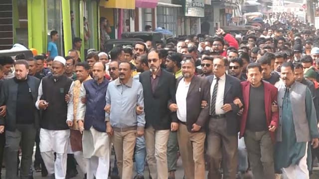 পিরোজপুরে স্বতন্ত্রপ্রার্থীর কর্মী সমর্থককে হত্যার প্রতিবাদে বিক্ষোভ