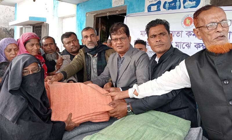 গোপালপুরে দুঃস্থদের মাঝে কম্বল বিতরন