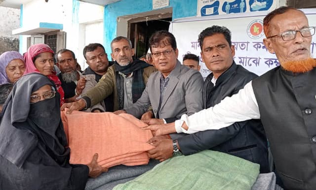 গোপালপুরে দুঃস্থদের মাঝে কম্বল বিতরন