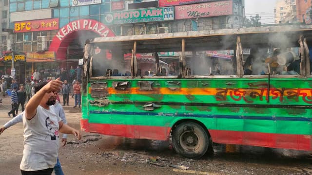 ধানমন্ডিতে একটি বাসে আগুন