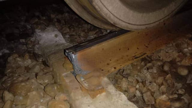 রেললাইন কেটে ফেলেছিল দুর্বৃত্তরা, তাই ইঞ্জিনসহ ৭ বগি লাইনচ্যুত