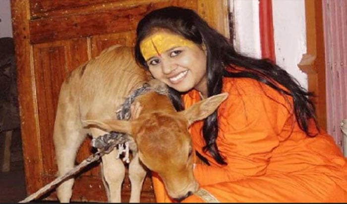 বিশ্ব হিন্দু পরিষদ নেত্রীর আহ্বান, গরু বাঁচাতে তলোয়ার কিনুন