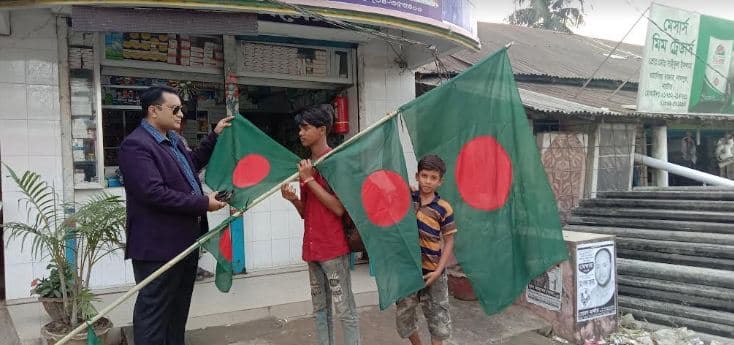 লালপুরে বিজয়ের মাসে লাল-সবুজের ফেরিওয়ালা মাহাবুব