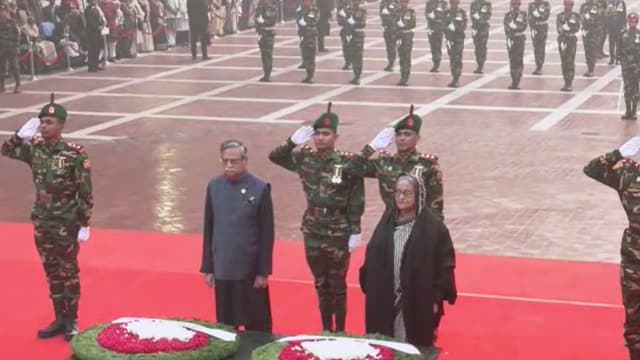 শহীদ বুদ্ধিজীবী দিবসে স্মৃতিসৌধে রাষ্ট্রপতি ও প্রধানমন্ত্রীর শ্রদ্ধা