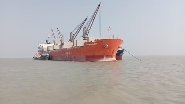 পায়রা বন্দরে সব ধরনের পন্য আমদানি শুরু হয়েছে।
