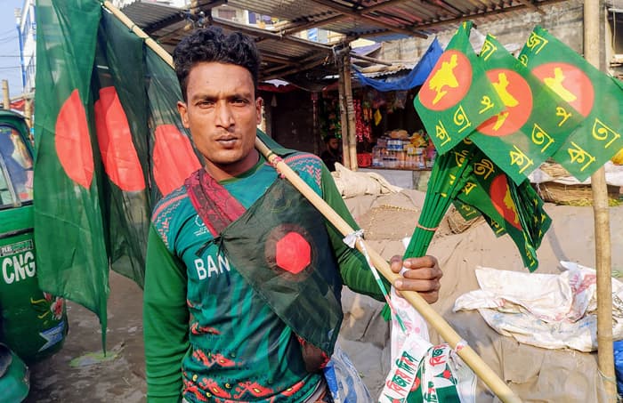 বিজয়ের লাল-সবুজের পতাকা বিক্রি বিপ্লবের