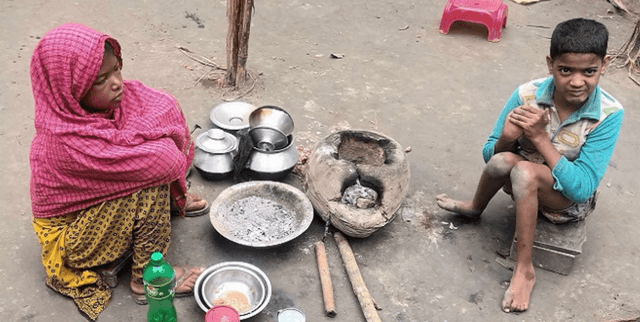 পুলিশের ভয়ে পালিয়ে বেড়াচ্ছে ভাই, না খেয়ে আছেন প্রতিবন্ধী বোন