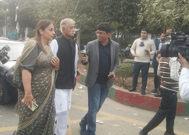 নৌকার মাঝি হয়ে হারালেন প্রার্থিতা,হেঁটে গেলেন একাই !