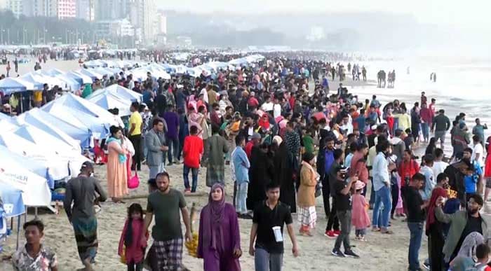 বিজয় দিবস: কক্সবাজার সৈকতে ভ্রমণপিপাসুদের ঢল