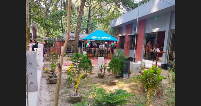মুজিব কুটির : গাংনী সাব-রেজিস্ট্রারের উপহার