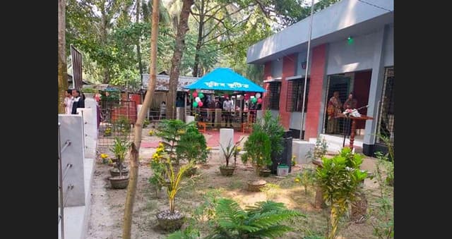 মুজিব কুটির : গাংনী সাব-রেজিস্ট্রারের উপহার