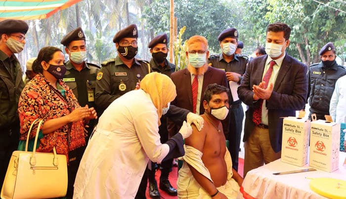 বরিশালে কারানিবাসীদের করোনা ভ্যাকসিন প্রদান