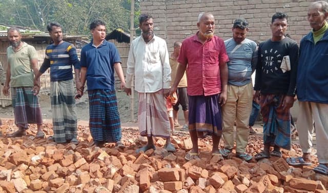 মেহেরপুরে নিম্নমানের ইট দিয়ে রাস্তা নির্মাণ, গ্রামবাসীর মানববন্ধন