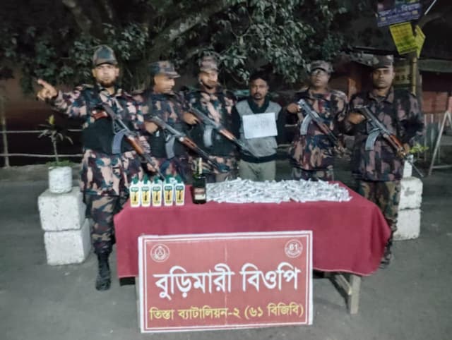 বুড়িমারী স্থলবন্দরে অবৈধ মালামালসহ ভারতীয় ট্রাকচালক আটক