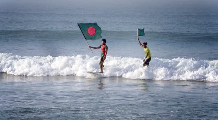 সমুদ্রের ঢেউ জয় লাল সবুজের পতাকা হাতে