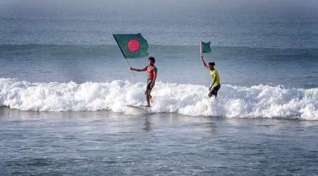 সমুদ্রের ঢেউ জয় লাল সবুজের পতাকা হাতে