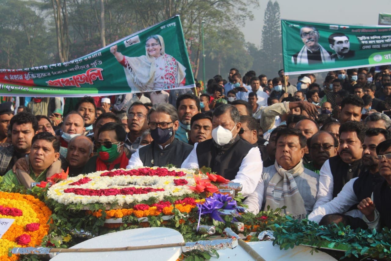 স্মৃতিসৌধে সর্বস্তরের মানুষের শ্রদ্ধা নিবেদন