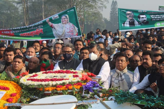 স্মৃতিসৌধে সর্বস্তরের মানুষের শ্রদ্ধা নিবেদন