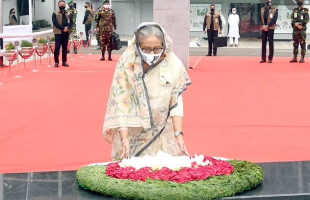 বিজয় দিবসে বঙ্গবন্ধুর প্রতিকৃতিতে প্রধানমন্ত্রীর শ্রদ্ধা