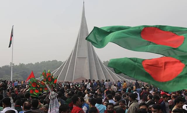 জাতীয় স্মৃতিসৌধে সর্বস্তরের মানুষের শ্রদ্ধা