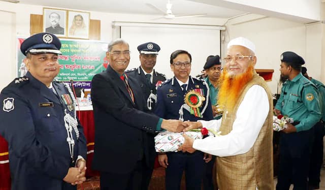 বরিশালে মহান বিজয় দিবসে বীর মুক্তিযোদ্ধা পুলিশ সদস্যদের সংবর্ধনা প্রদান