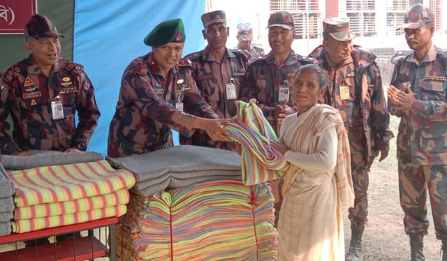 হাতীবান্ধায় ৬১ বিজিবির ফ্রি চিকিৎসা ও শীতবস্ত্র বিতরণ