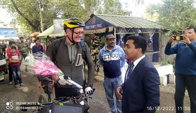 বাইসাইকেলযোগে হিলি দিয়ে বাংলাদেশে প্রবেশ করলেন জার্মান রাষ্ট্রদূত