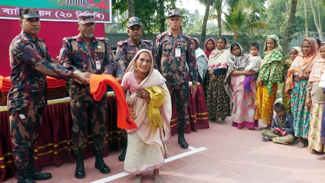 মহান বিজয় দিবসে জয়পুরহাটে বিজিবি’র শীতবস্ত্র বিতরণ
