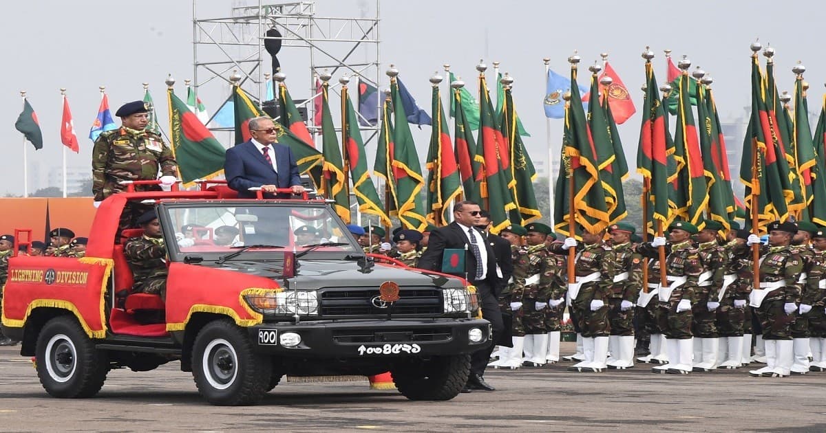 বিজয় দিবসের কুচকাওয়াজ পরিদর্শন করলেন রাষ্ট্রপতি