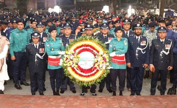 বিজয় দিবসে বীর শহীদদের প্রতি বিএমপি কমিশনারের শ্রদ্ধা নিবেদন
