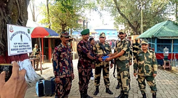 মহান বিজয় দিবসে বিএসএফকে মিষ্টি উপহার দিলো বিজিবি