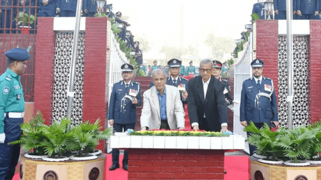 মহান বিজয় দিবসে রাজারবাগ পুলিশ লাইনসে শহীদ পুলিশ সদস্যদের প্রতি শ্রদ্ধা নিবেদন