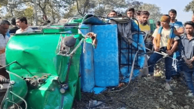 ভৈরবে সিএনজি ও কার্ভাড ভ্যানের সংঘর্ষে ৫ জন নিহত