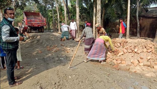 শৈলকুপায় জমি বিক্রি করে মেম্বর প্রার্থীর রাস্তা নির্মান!