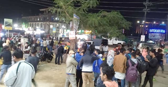 হাজারো পর্যটক রাত কাটাচ্ছেন রাস্তায়