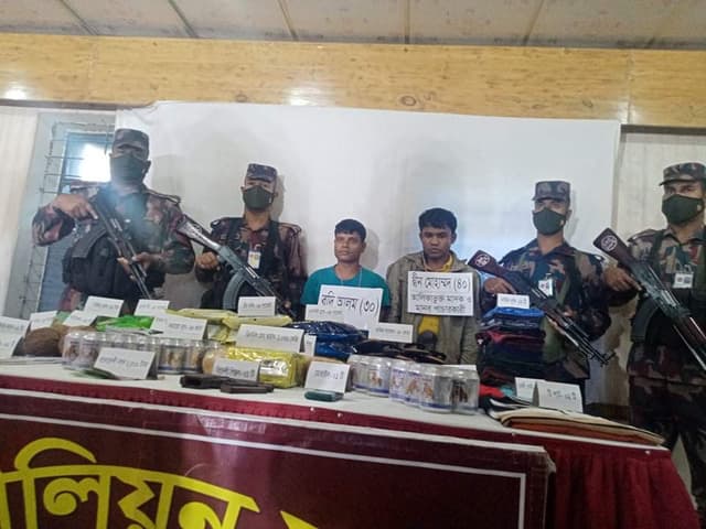 টেকনাফে ১ কেজি আইস, ইয়াবা, পিস্তলসহ আটক ২