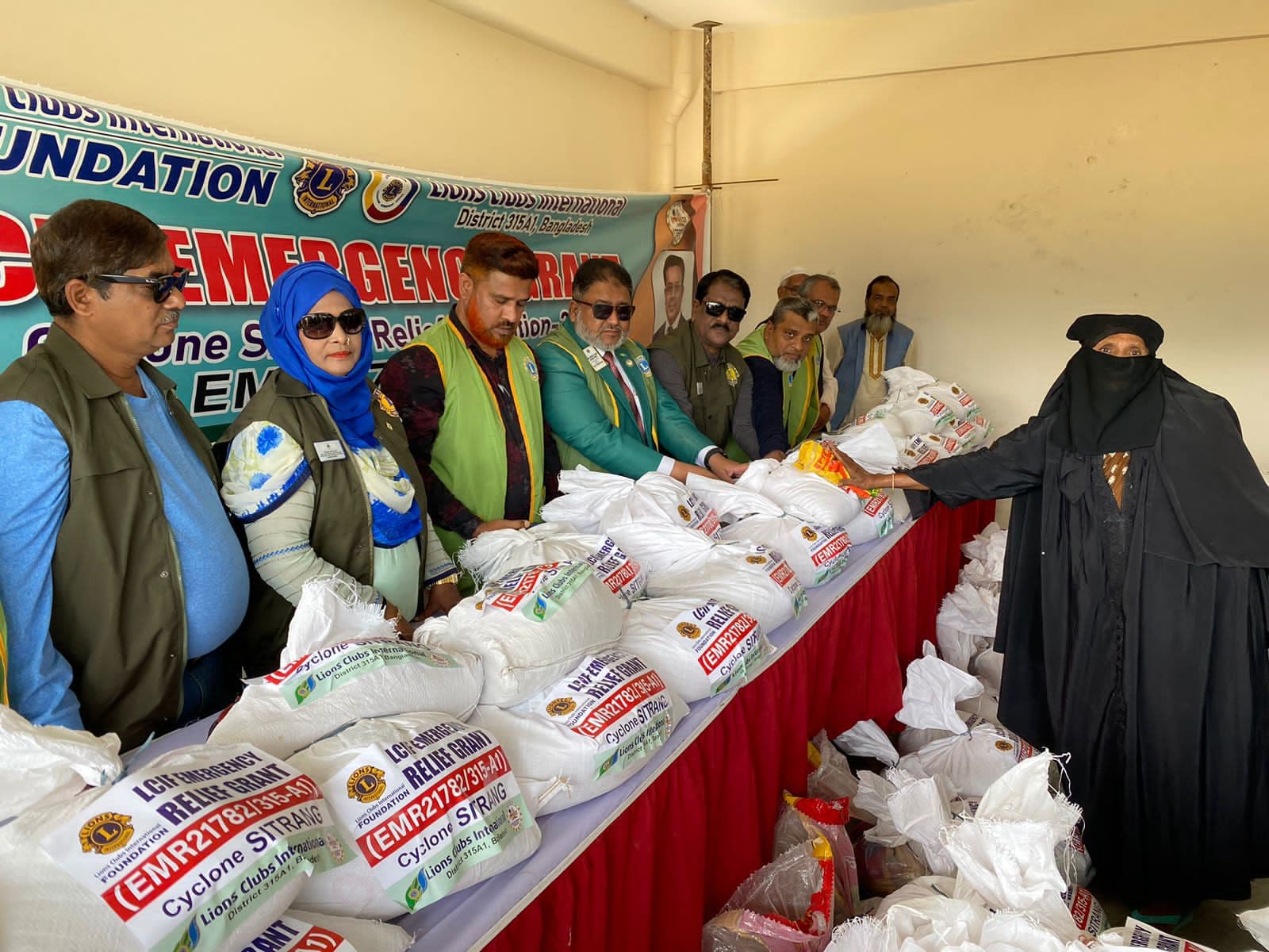 হিজলায় লায়ন্স ক্লাবের উদ্যোগে ত্রাণ সামগ্রী বিতরণ